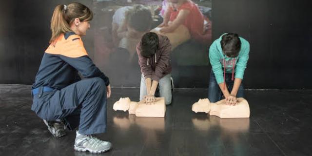 Protección Civil enseña a alumnos de Boadilla técnicas de Primeros Auxilios 