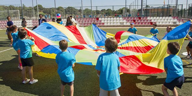 47 niños que participan en los campamentos municipales disfrutan de una beca