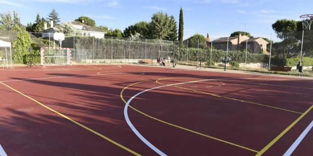 La urbanización Valdecabañas renueva sus pistas polideportivas