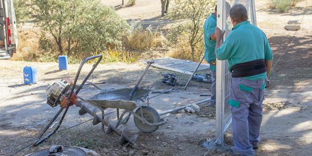 Continúa las labores de vallado en las parcelas municipales Continúa las labores de vallado en las parcelas municipales