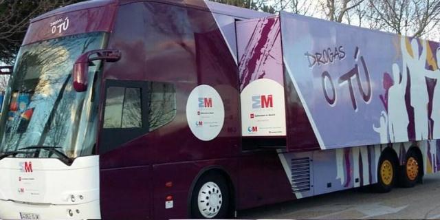 Un autobús informa sobre el consumo de drogas y alcohol a los alumnos de Boadilla