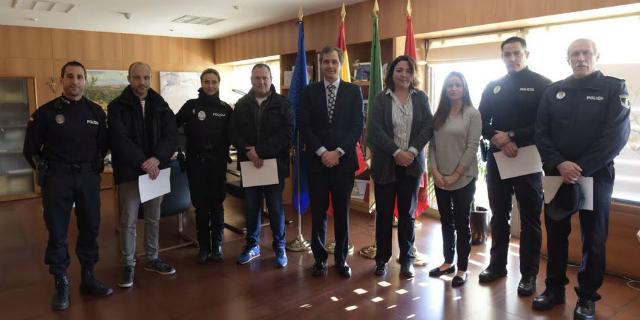 Terol felicita a seis policías locales por detener a un joven en busca y captura Terol felicita a seis policías locales por detener a un joven en busca y captura
