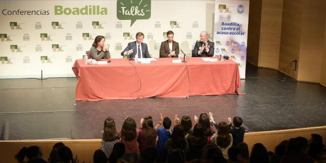 Gabi Fernández inaugura las charlas escolares contra el acoso