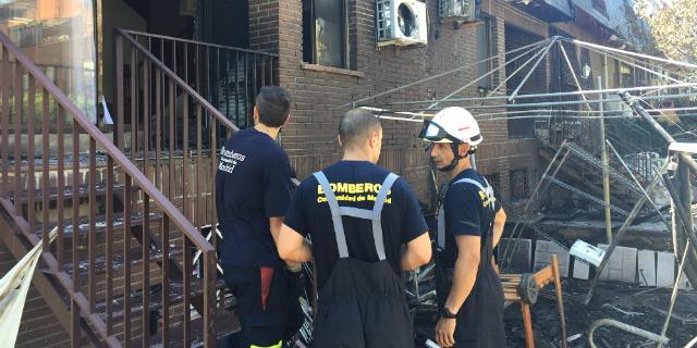 Los bomberos sofocan un incendio en la calle Santillana del Mar