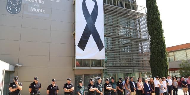 Boadilla guarda cinco minutos de silencio en homenaje a las víctimas de los atentados en Cataluña Boadilla guarda cinco minutos de silencio en homenaje a las víctimas de los atentados en Cataluña