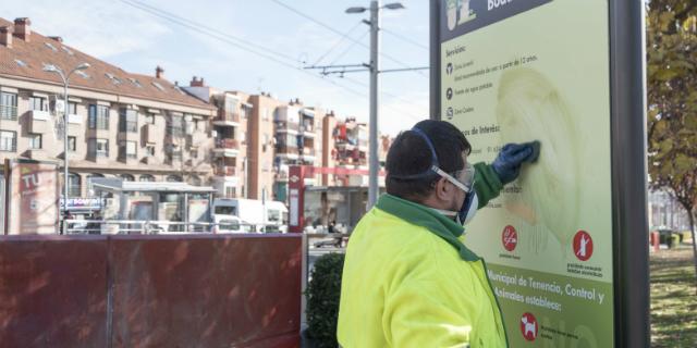 Cada día se eliminan en Boadilla una media de 20 pintadas Cada día se eliminan en Boadilla una media de 20 pintadas