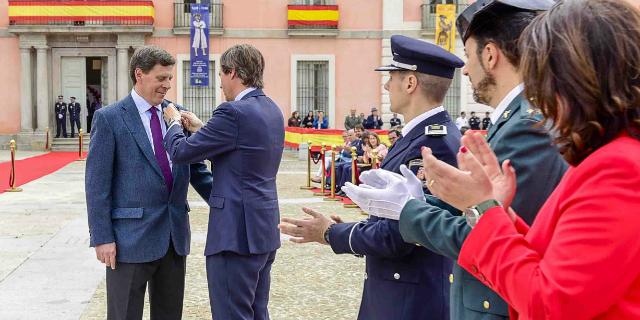 Juan Carlos Quer recibe la Medalla de la Policía Local en Boadilla Juan Carlos Quer recibe la Medalla de la Policía Local en Boadilla