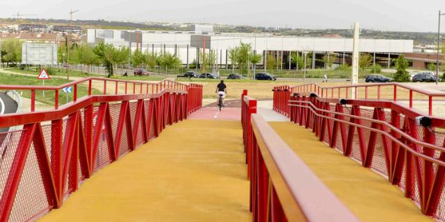 Entra en funcionamiento la nueva pasarela que une Viñas Viejas con Valenoso Entra en funcionamiento la nueva pasarela que une Viñas Viejas con Valenoso