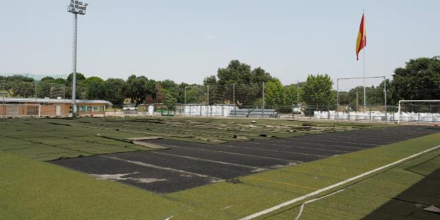 El segundo campo del Complejo Deportivo Ángel Nieto renueva el césped artificial El segundo campo del Complejo Deportivo Ángel Nieto renueva el césped artificial