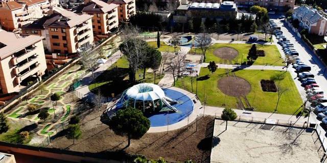 El nuevo parque inclusivo de la calle Miguel Hernández ya está operativo 