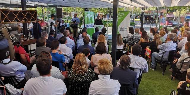 Rocío Monasterio arropa a Juan Pineda en la presentación de la candidatura de VOX Boadilla