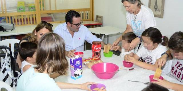 Juegos, talleres, hípica y piscina en el campamento dirigido a menores con discapacidad funcional 