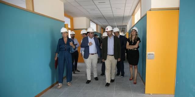 El presidente de la Comunidad visita las obras del tercer instituto de Boadilla