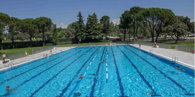 Los socorristas de la piscina municipal salvan la vida a un vecino de 28 años 