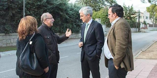 Javier Úbeda y Adolfo Suárez visitan los domicilios de Boadilla para explicar el programa del PP
