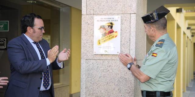 El Ayuntamiento rinde homenaje a la Guardia Civil por sus 175 años de historia con una placa