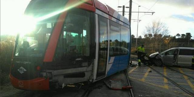 Un herido leve tras impactar un vehículo contra el Metro Ligero en Boadilla