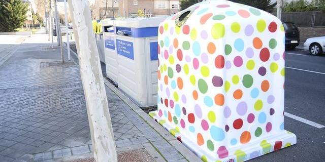 Contenedores de Agatha Ruiz de la Prada para promover el reciclaje de vidrio en Boadilla