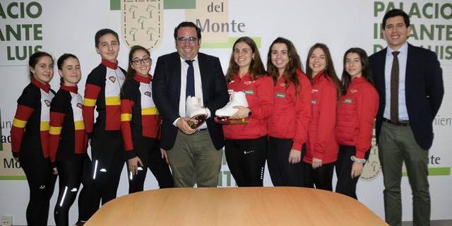 Javier Úbeda recibe a los vecinos de Boadilla que formaron parte del equipo nacional de patinaje sincronizado Javier Úbeda recibe a los vecinos de Boadilla que formaron parte del equipo nacional de patinaje sincronizado