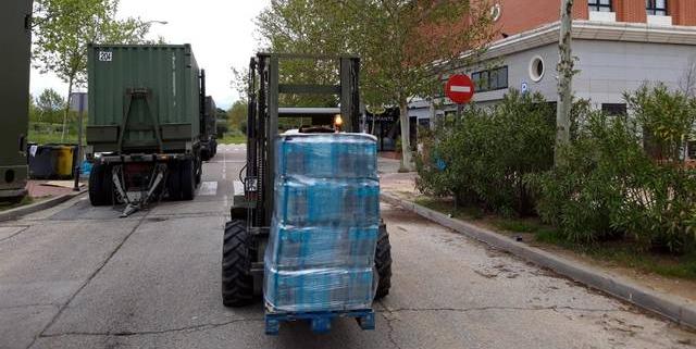 El Ejército traslada 50 palés de agua embotellada de Ifema al hotel TH de Boadilla