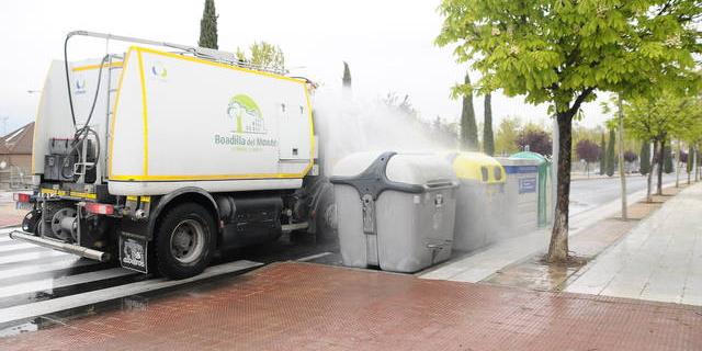 Desinfectados con hipoclorito los contenedores de basura y las marquesinas de las paradas de autobús de Boadilla Desinfectados con hipoclorito los contenedores de basura y las marquesinas de las paradas de autobús de Boadilla