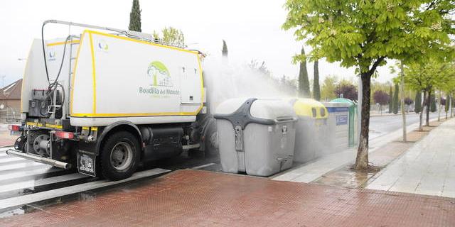 Desinfectados con hipoclorito los contenedores de basura y las marquesinas de las paradas de autobús de Boadilla 