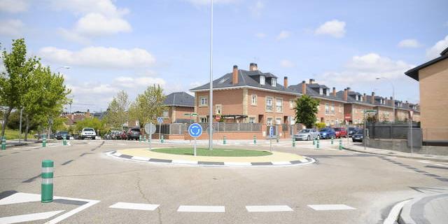 La confluencia de las calles Ruben Darío, Condesa de Chinchón y Jorge Manrique estrenan glorieta 