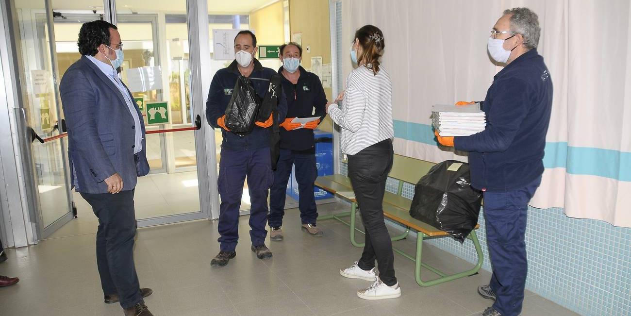 Los escolares reciben desde los centros de Boadilla el material que necesitan Los escolares reciben desde los centros de Boadilla el material que necesitan
