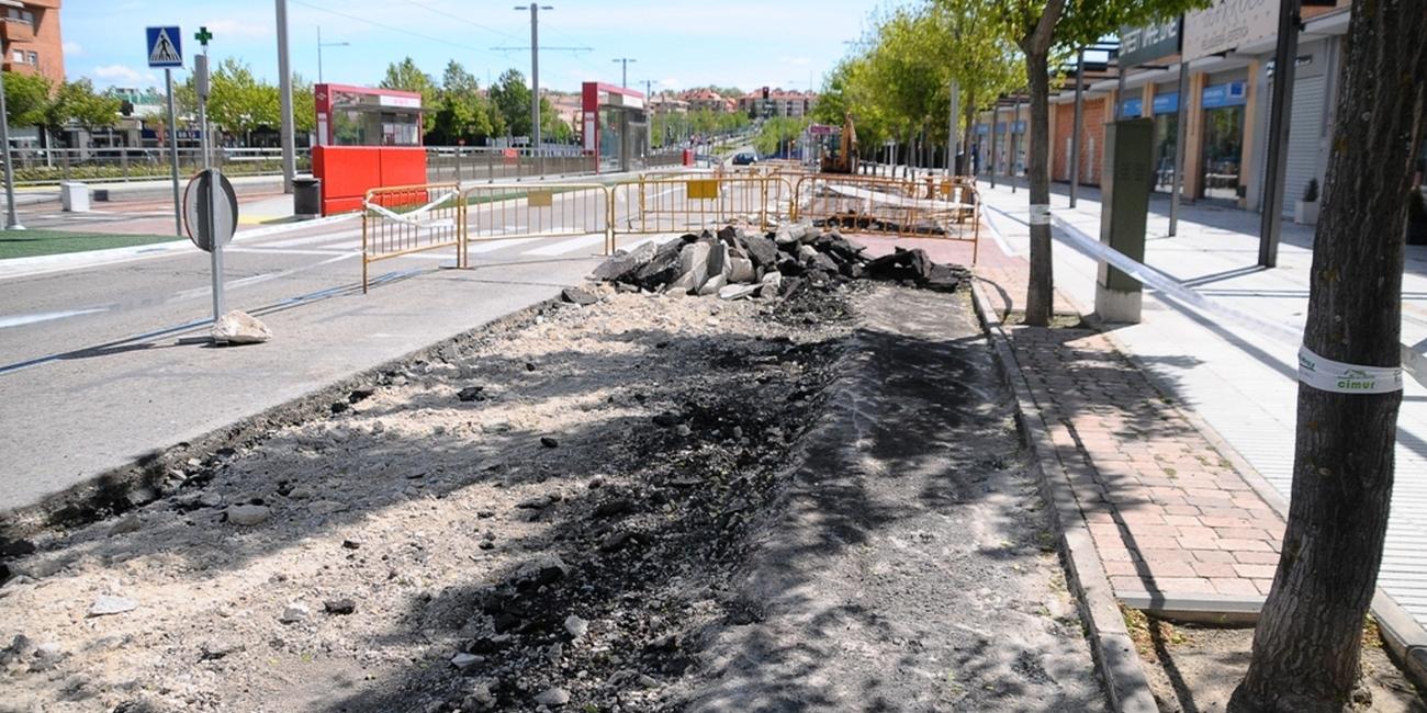 Obras en el aparcamiento de la avenida Siglo XXI para adaptarlo a la modalidad de plazas en batería