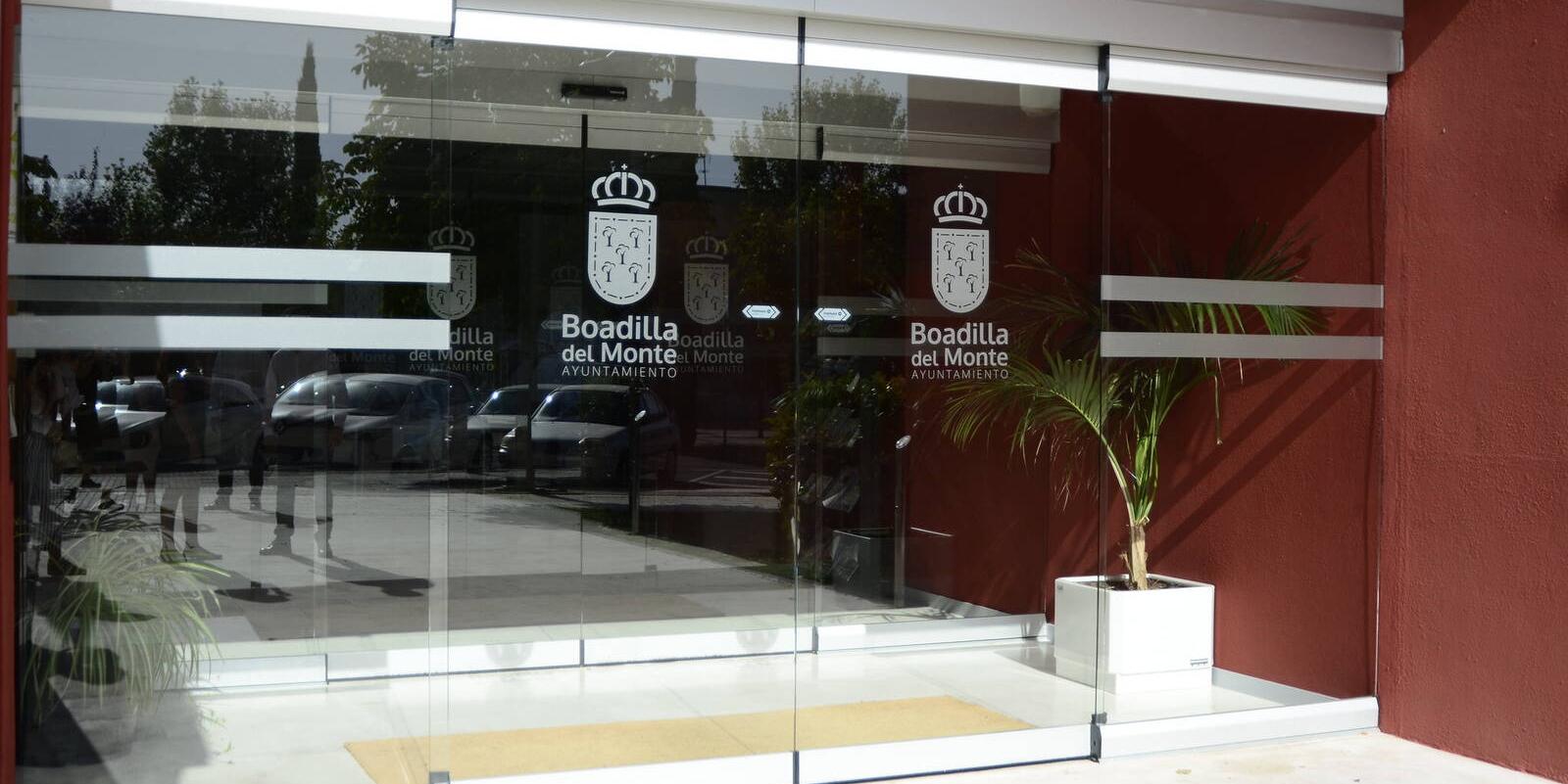 Boadilla instala puertas automáticas para acceder al Auditorio Municipal