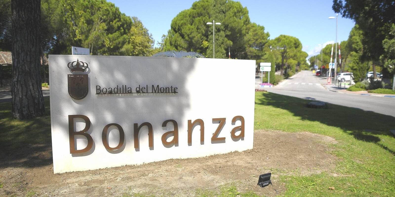 El acceso a la urbanización Bonanza estrena monolito El acceso a la urbanización Bonanza estrena monolito