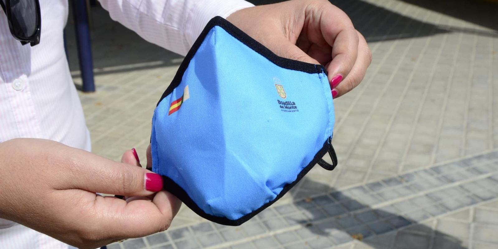 Comienza el reparto de las 27.000 mascarillas para alumnos y personal de los centros escolares de Boadilla Comienza el reparto de las 27.000 mascarillas para alumnos y personal de los centros escolares de Boadilla