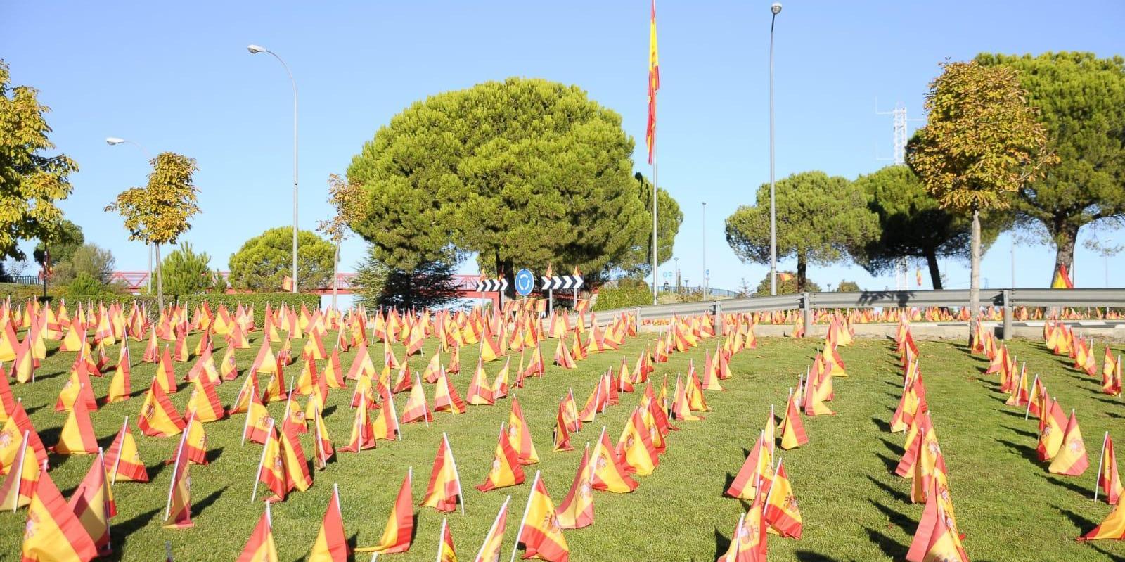 Miles de banderas de España colocadas en Boadilla en recuerdo a los fallecidos por la pandemia Miles de banderas de España colocadas en Boadilla en recuerdo a los fallecidos por la pandemia