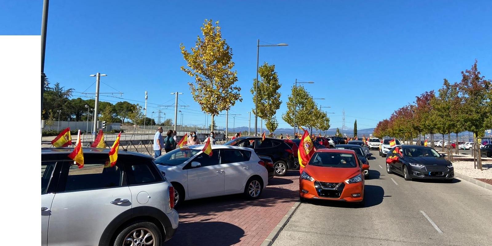Cientos de coches con banderas de España recorrieron las calles de Boadilla el 12 de octubre