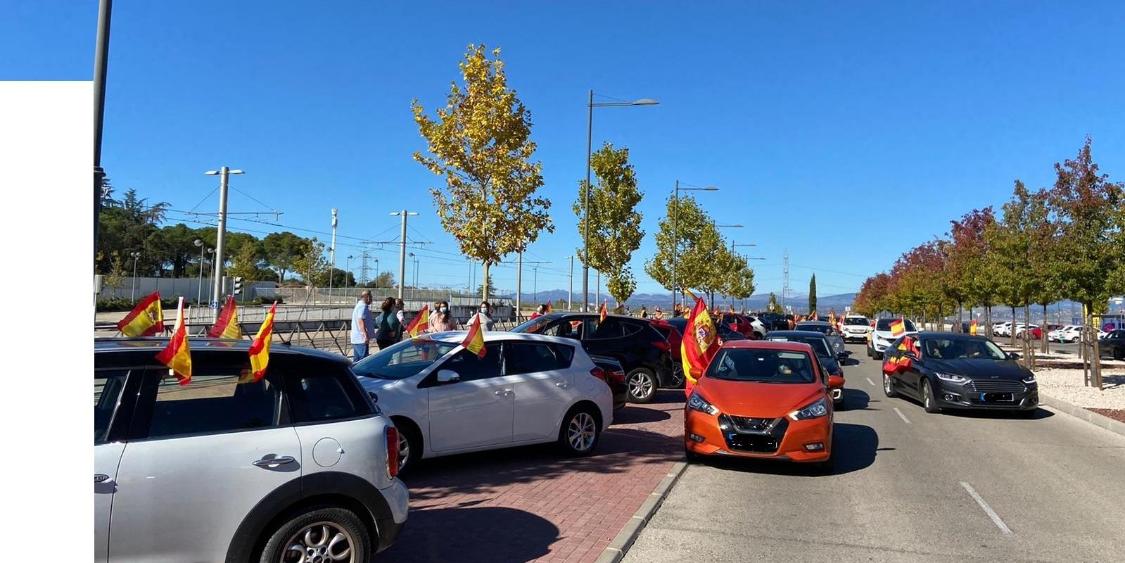 Cientos de coches con banderas de España recorrieron las calles de Boadilla el 12 de octubre Cientos de coches con banderas de España recorrieron las calles de Boadilla el 12 de octubre