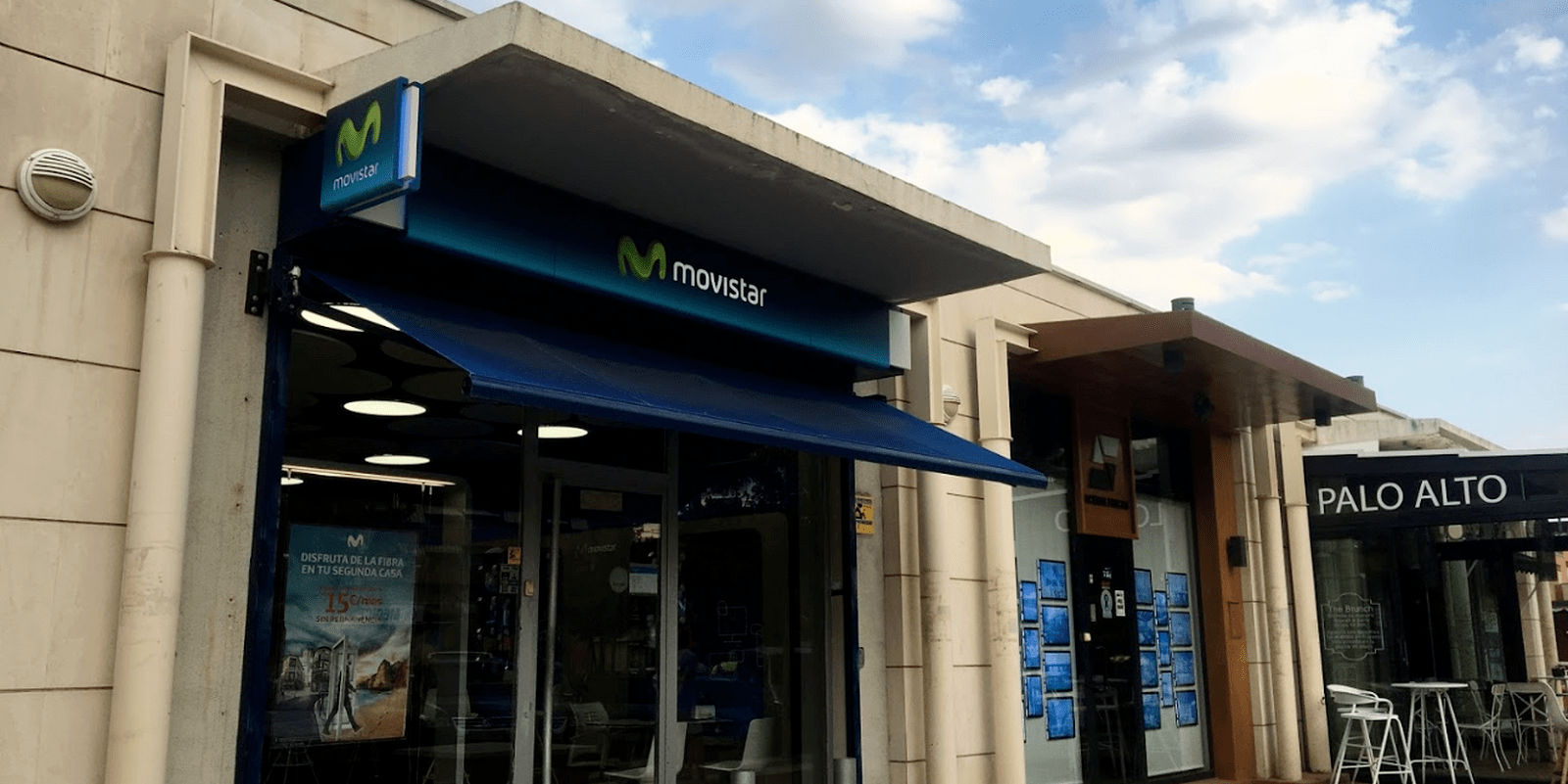 Un grupo de encapuchados roba a primera hora de la mañana en la tienda Movistar de Infante don Luis