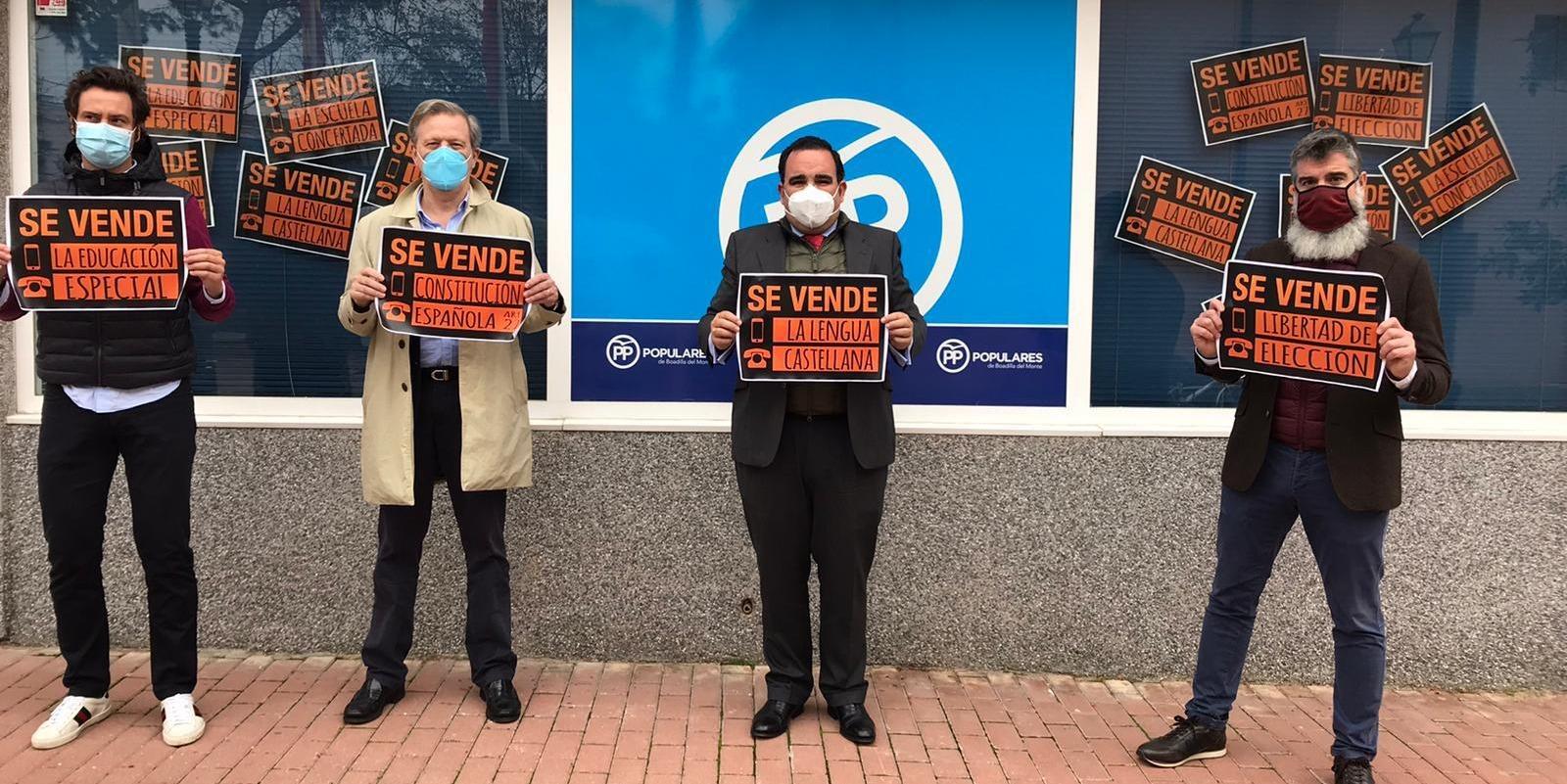 El PP Boadilla protesta contra la Ley Celaá con carteles de "se vende" en su sede El PP Boadilla protesta contra la Ley Celaá con carteles de "se vende" en su sede