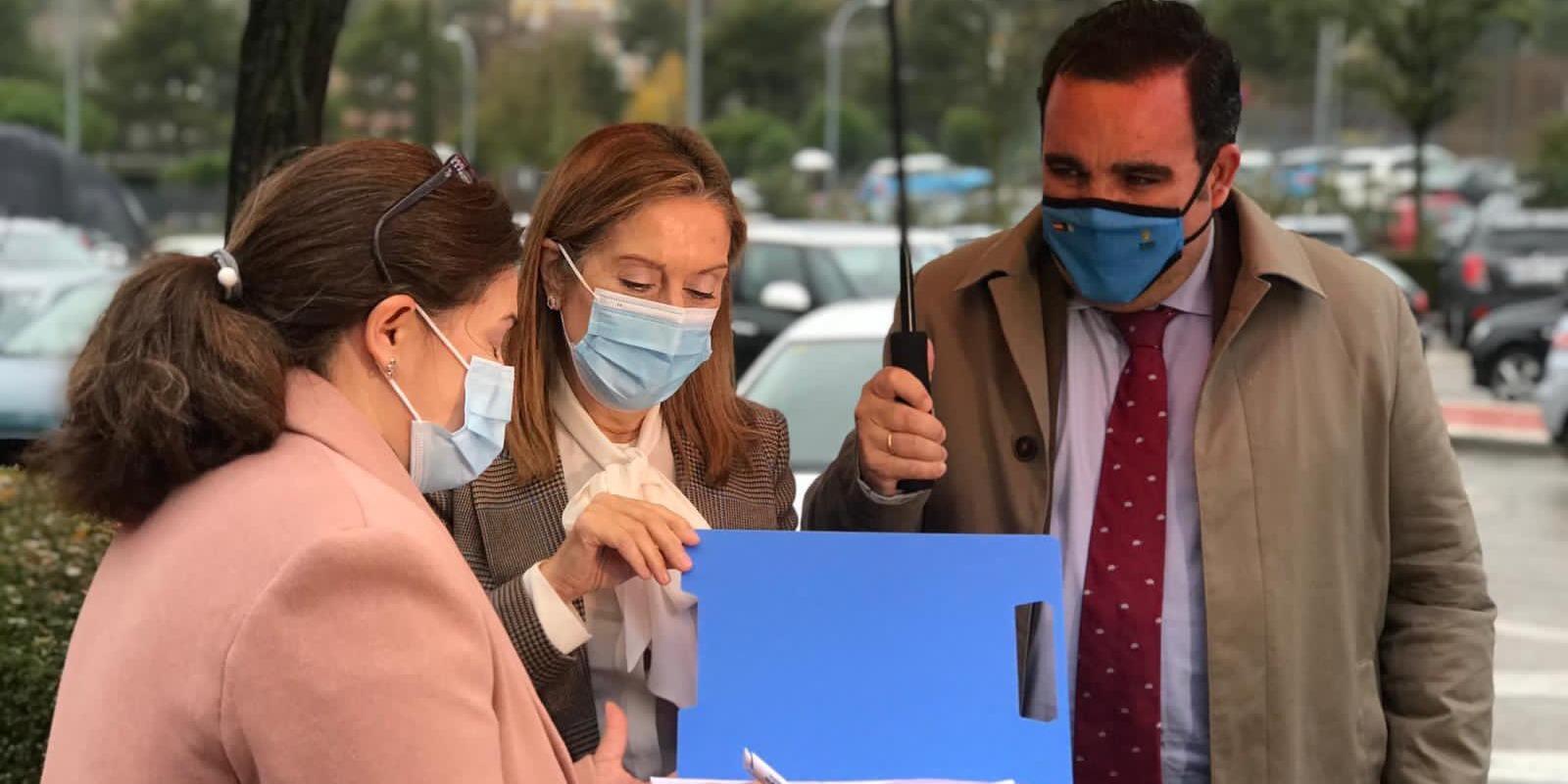 Javier Úbeda y Ana Pastor lideran la recogida de firmas contra la Ley Celaá en Boadilla del Monte