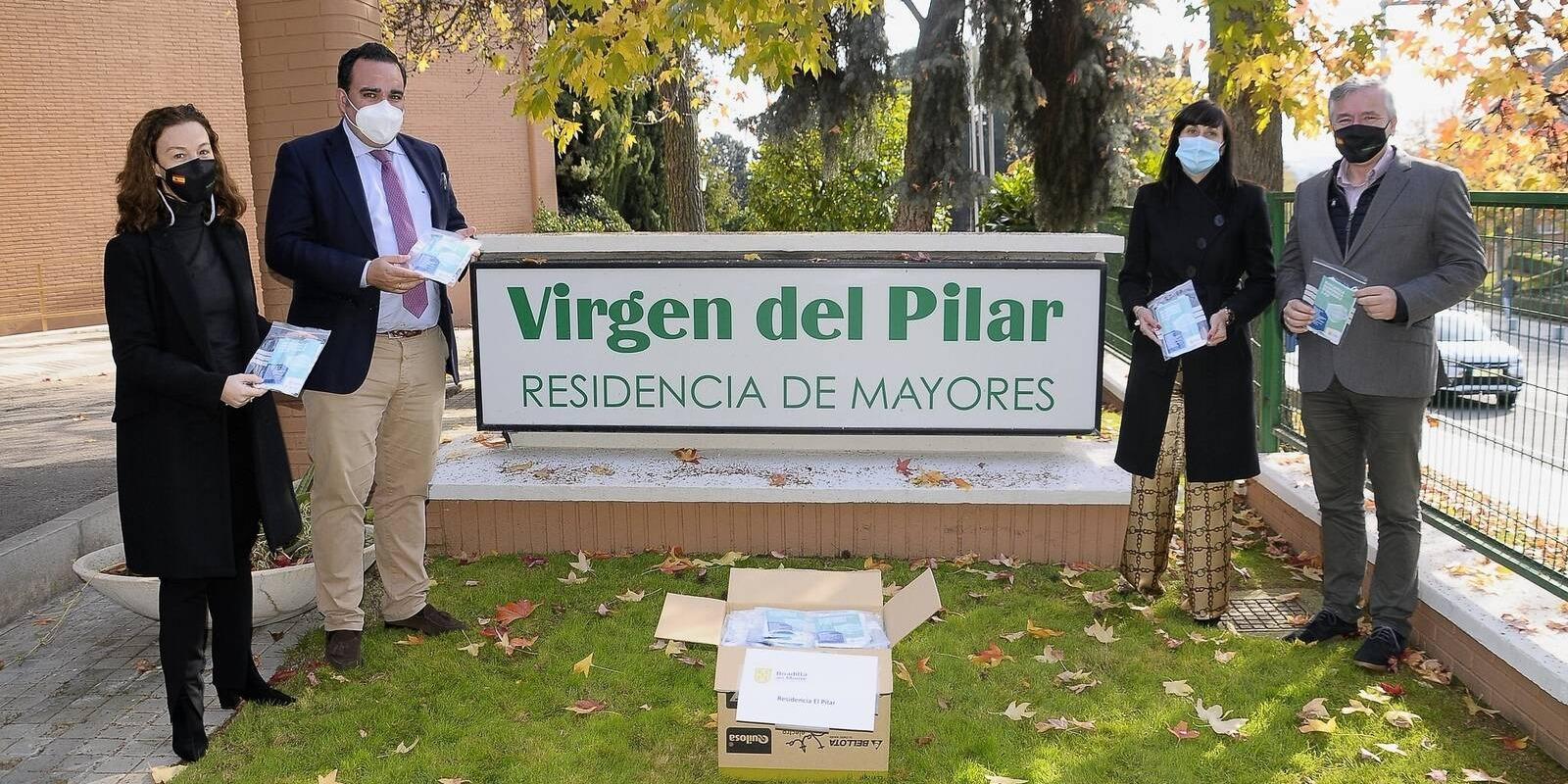 El Ayuntamiento de Boadilla reparte mascarillas quirúrgicas a todos los vecinos que viven en las residencias del municipio