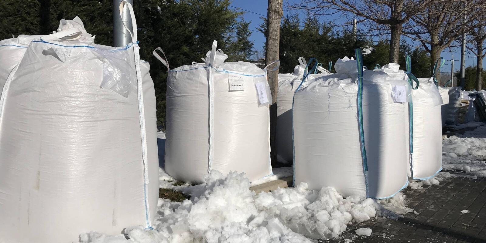 El Ayuntamiento de Boadilla reparte 25 kilos de sal en cada comercio abierto de la localidad El Ayuntamiento de Boadilla reparte 25 kilos de sal en cada comercio abierto de la localidad