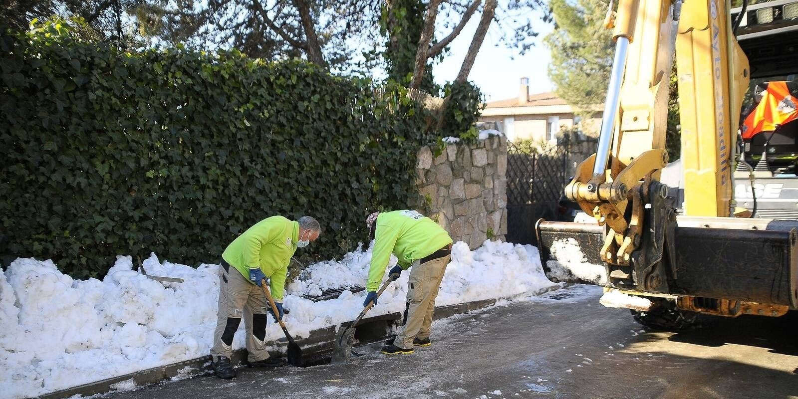 Boadilla limpia los imbornales de las urbanizaciones históricas ante la previsión de lluvias