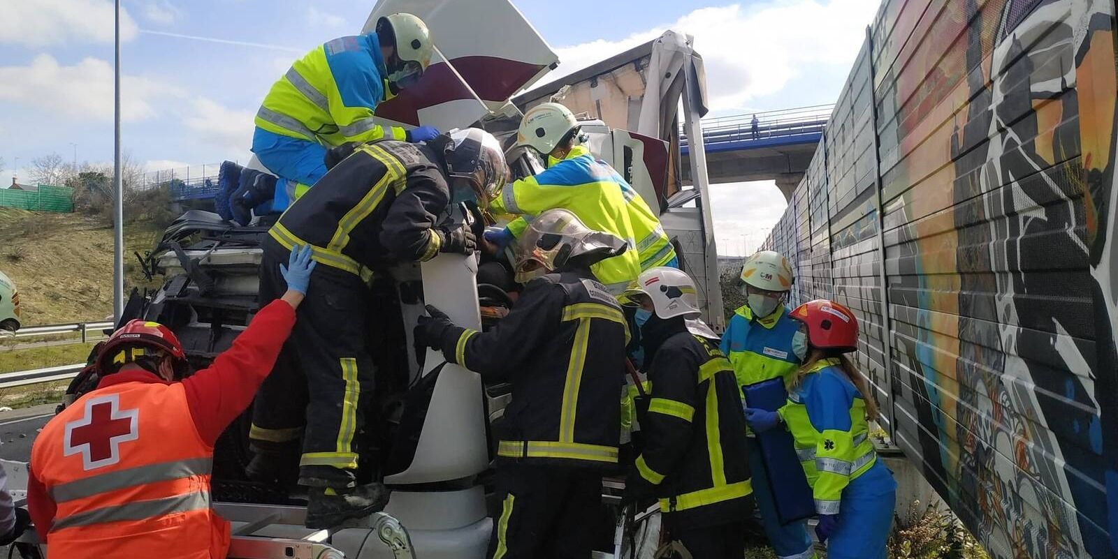 Un chófer herido tras chocar dos camiones en la M-50 a la altura de Boadilla