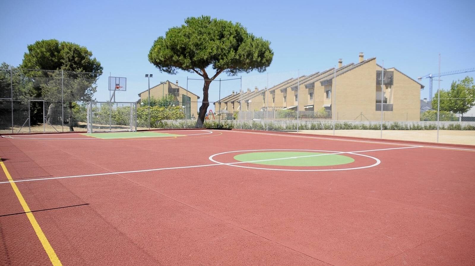 Nueva pista deportiva en la calle Cabo de Peñas de Boadilla