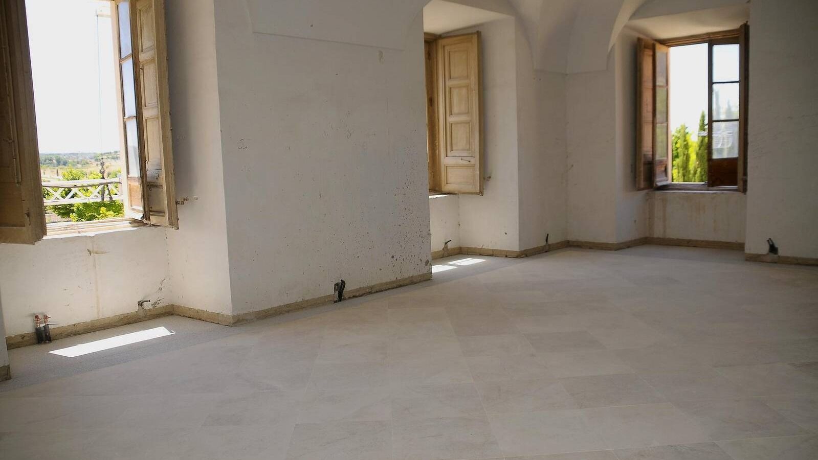 La restauración del Palacio continúa con la instalación de un nuevo solado de piedra caliza en las estancias contiguas a la capilla