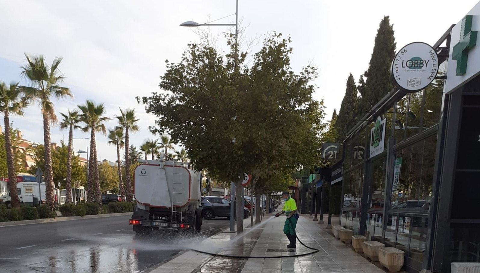 Limpieza a fondo en las avenidas Siglo XXI e Infante D. Luis