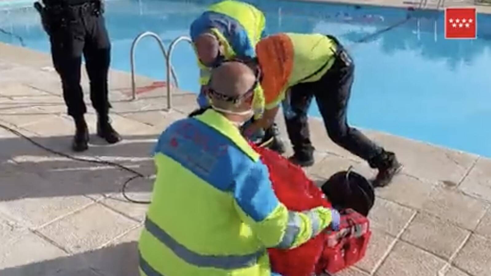 Salvan la vida a una mujer sumergida en una piscina