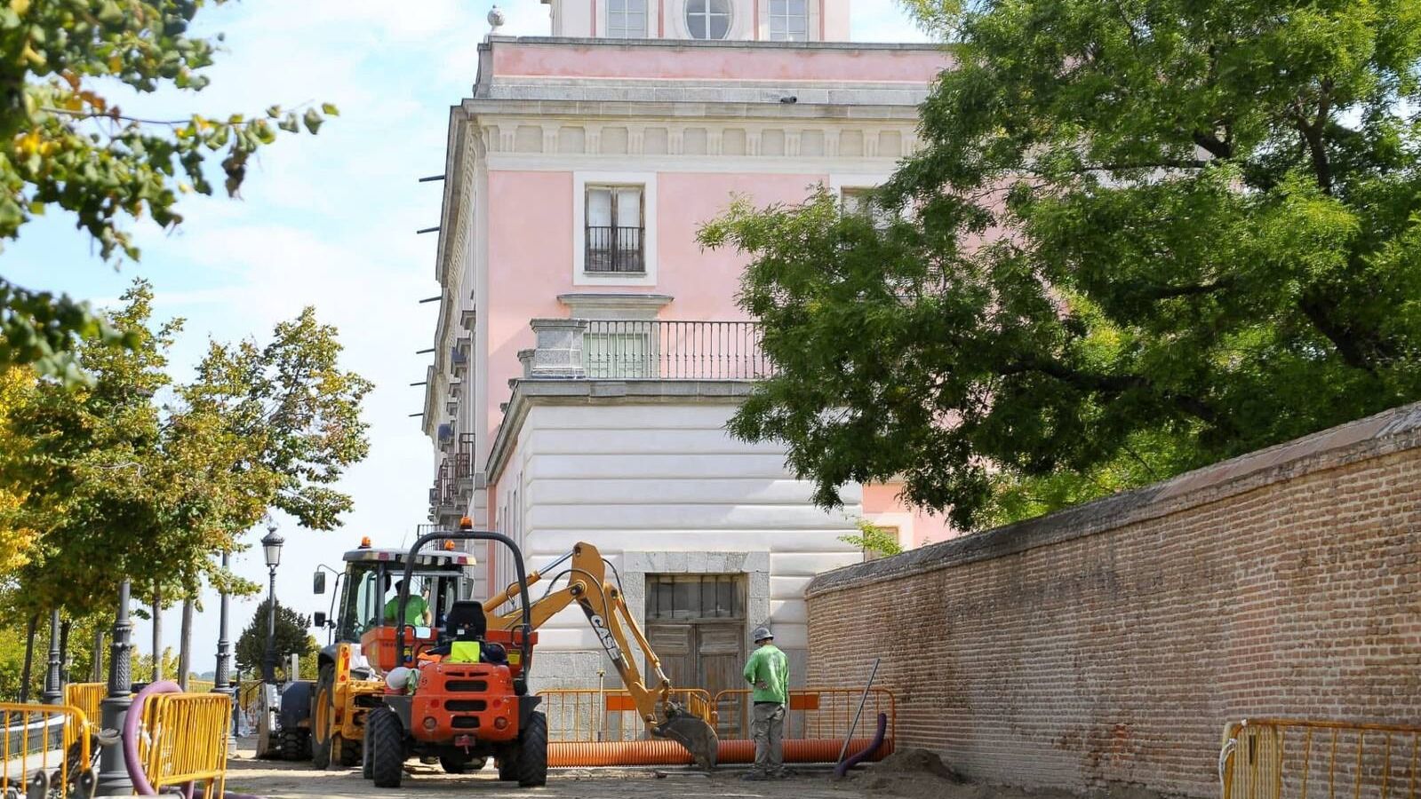 Nuevo pavimento en los laterales del Palacio para continuar con la rehabilitación del complejo