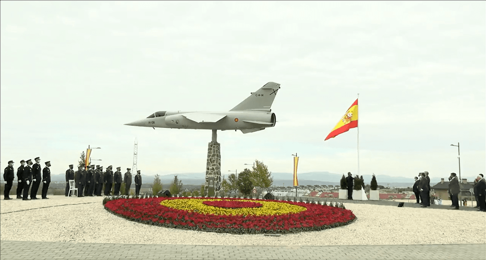 La Glorieta de la Constitución de Boadilla ya luce el avión Mirage F1