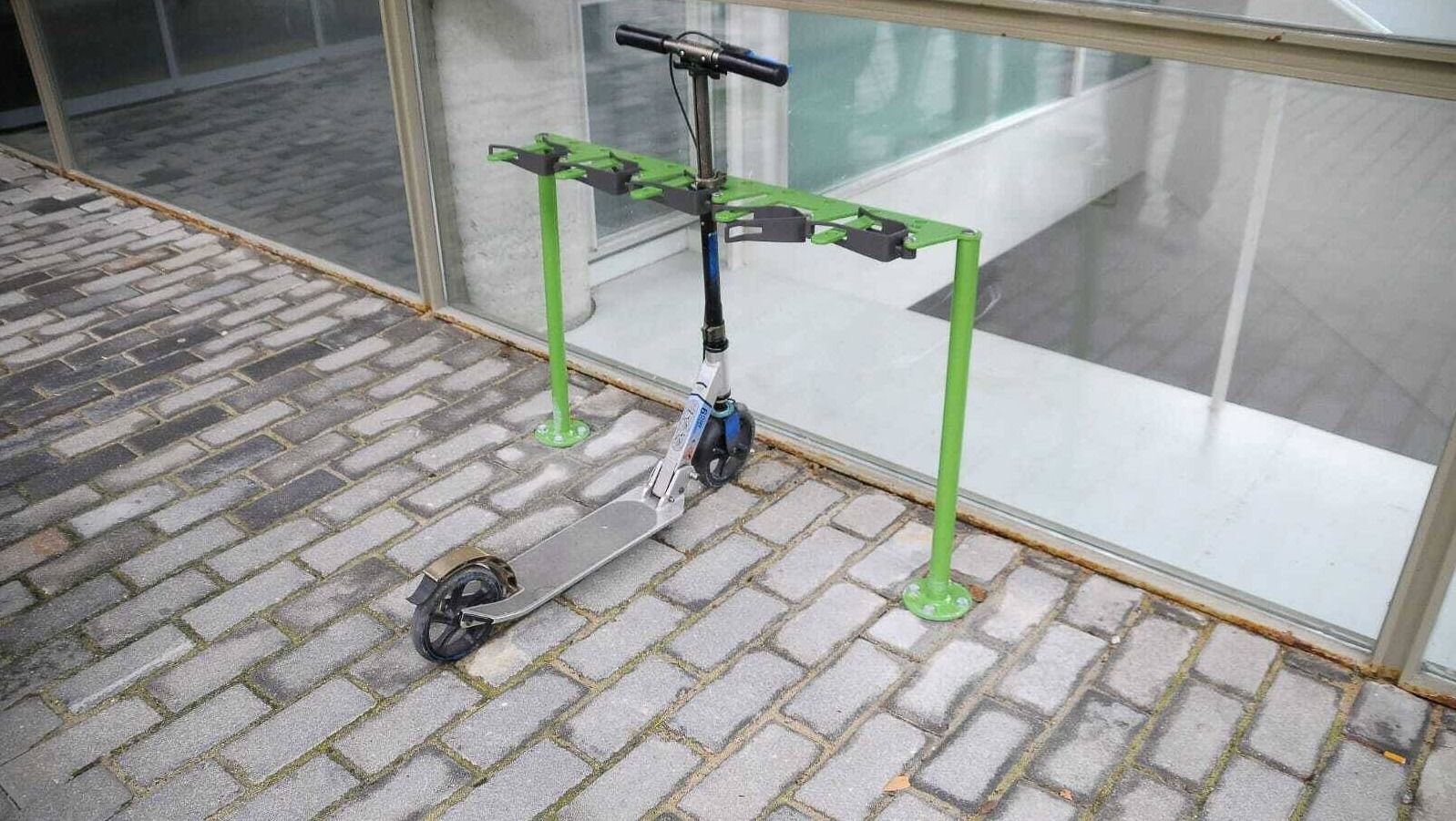 Boadilla instala nueve aparcapatinetes para facilitar su uso y evitar robos Boadilla instala nueve aparcapatinetes para facilitar su uso y evitar robos