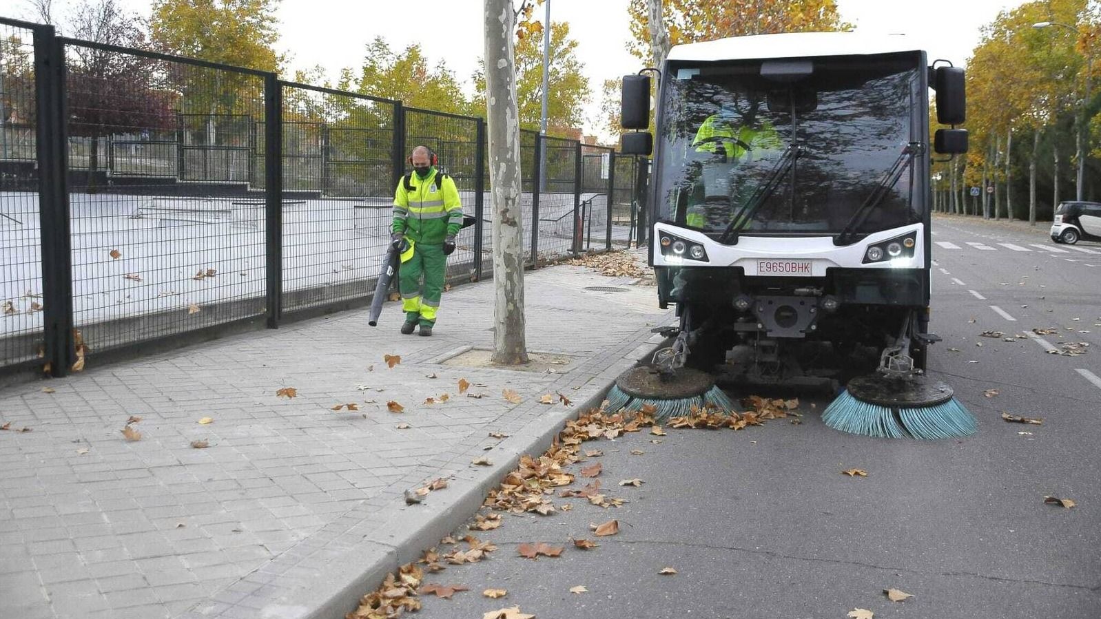 Boadilla refuerza el servicio de limpieza para la campaña especial de recogida de hojas